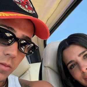 开云官网-享受假期，恩佐与家人一同来到了希腊度假